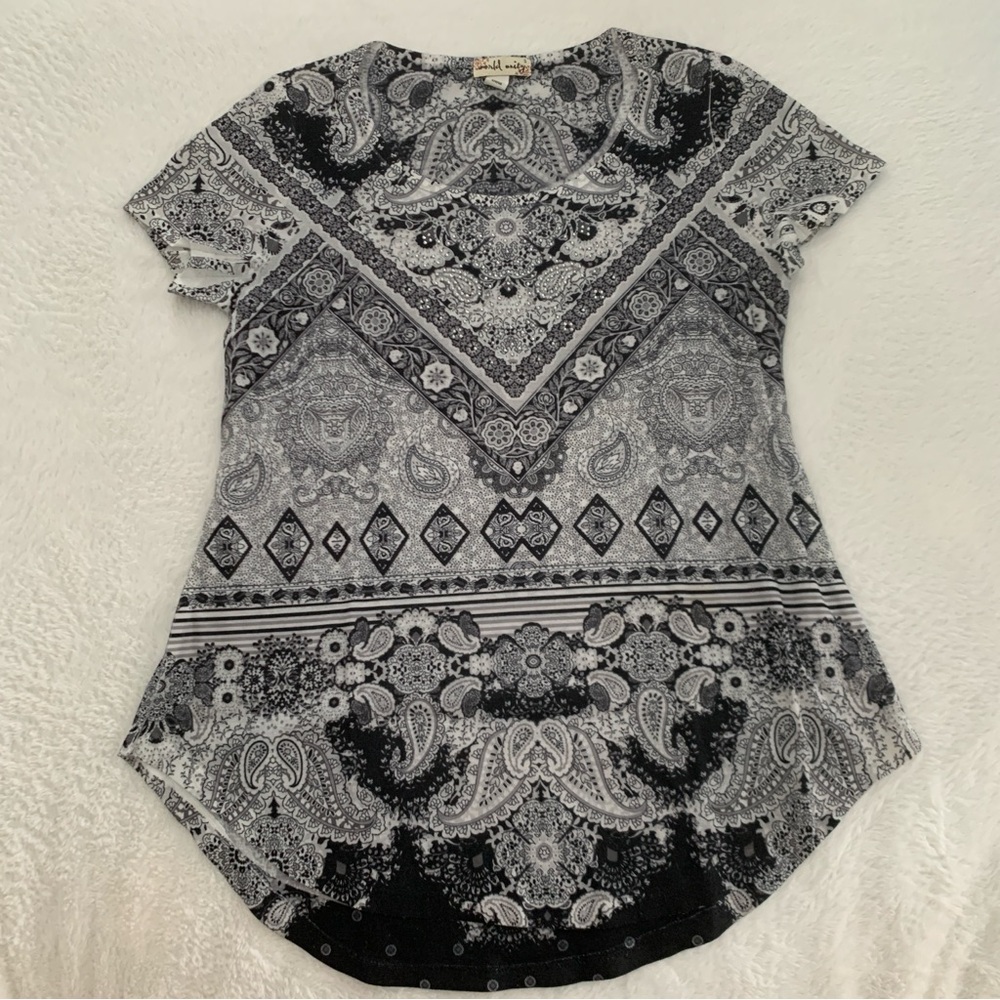 Women’s‎ Small WORLD UNITY Black White Bling Boho Hippie Paisley Floral Tee